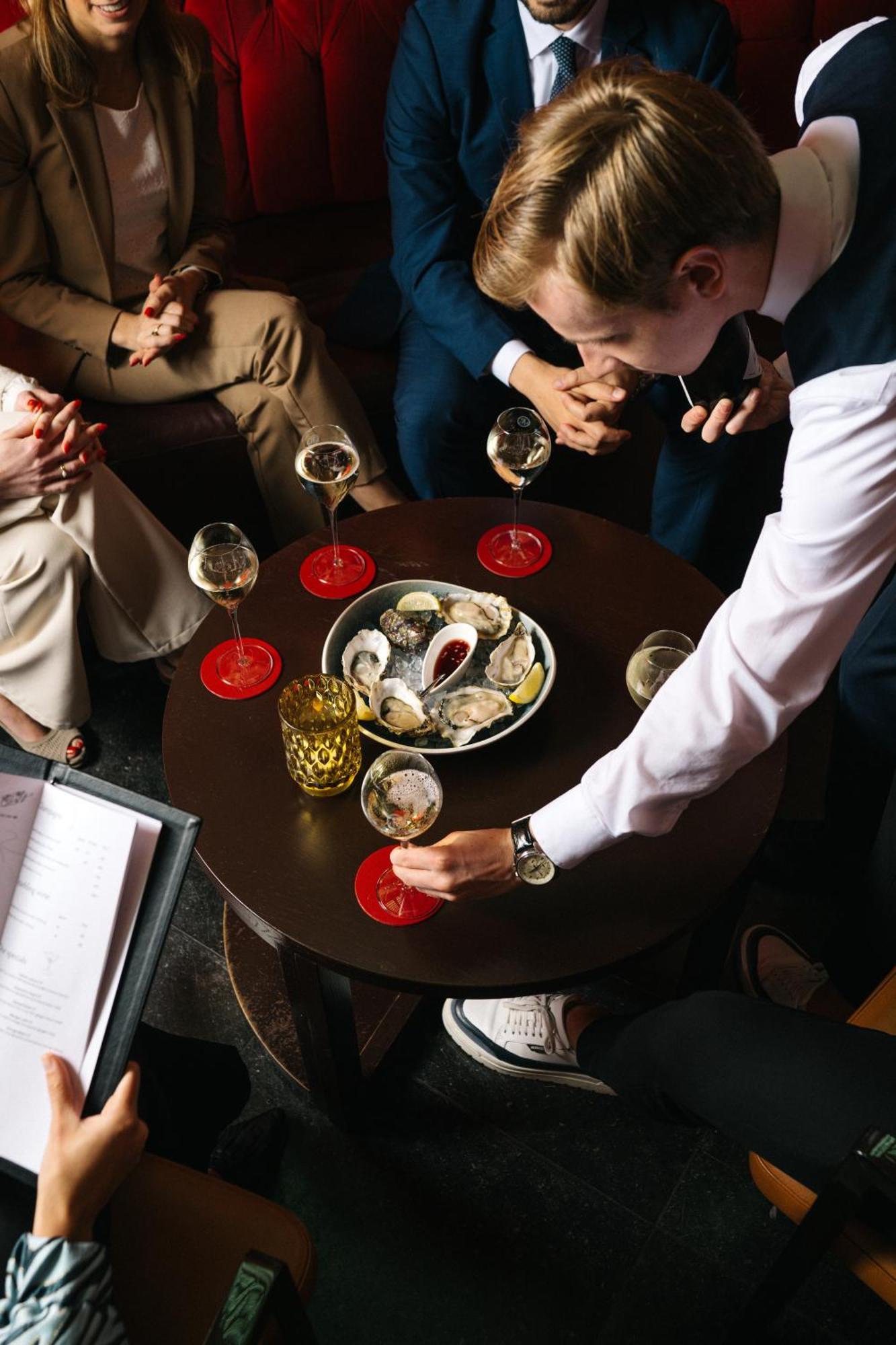 Kruisherenhotel Maastricht - Oostwegel Collection, Member Of Design Hotels Exterior photo Oysters at the Oyster Bar